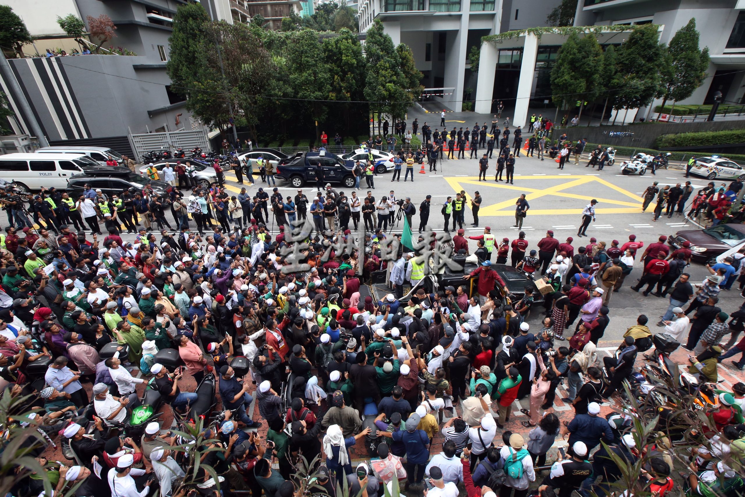 伊青团约千人游行至瑞典大使馆外抗议烧可兰经事件