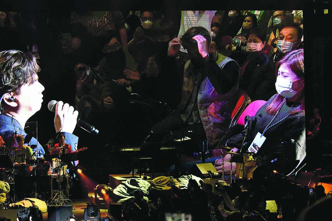 伍仲衡浪漫当众跪地求婚 黄翠如为萧正楠处女下海合唱	