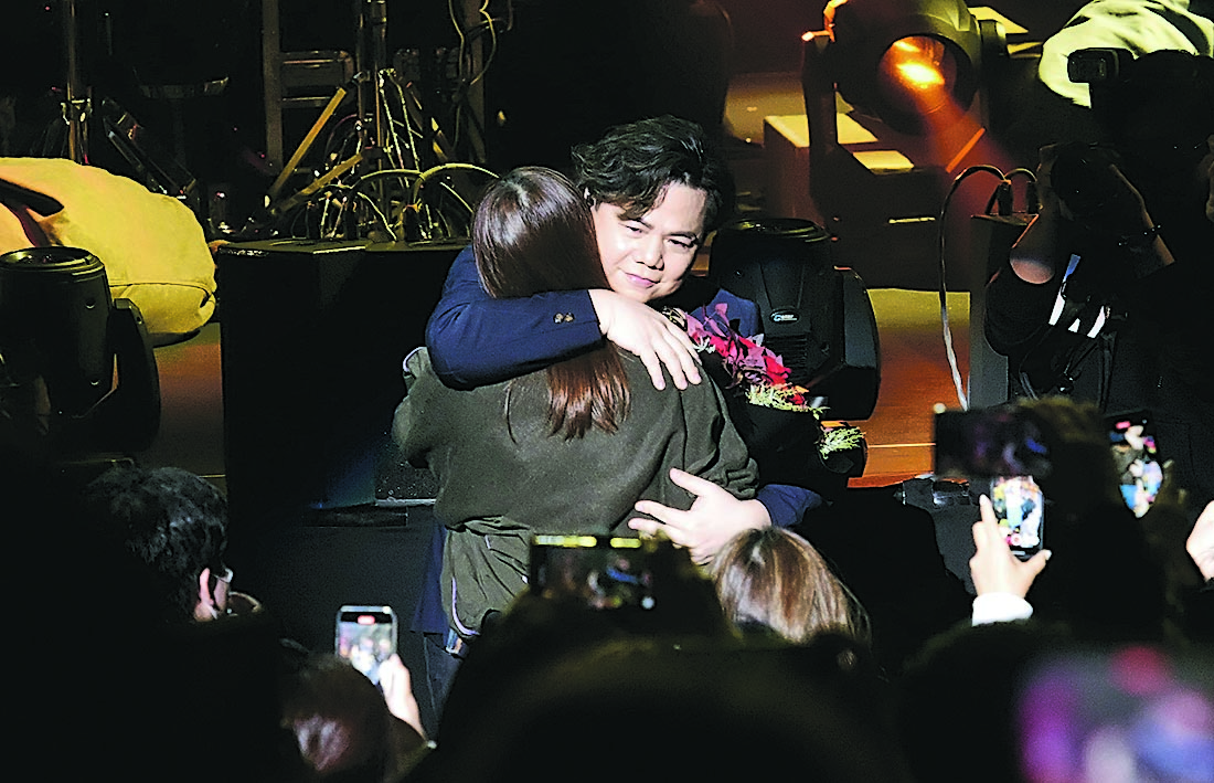 伍仲衡浪漫当众跪地求婚 黄翠如为萧正楠处女下海合唱	