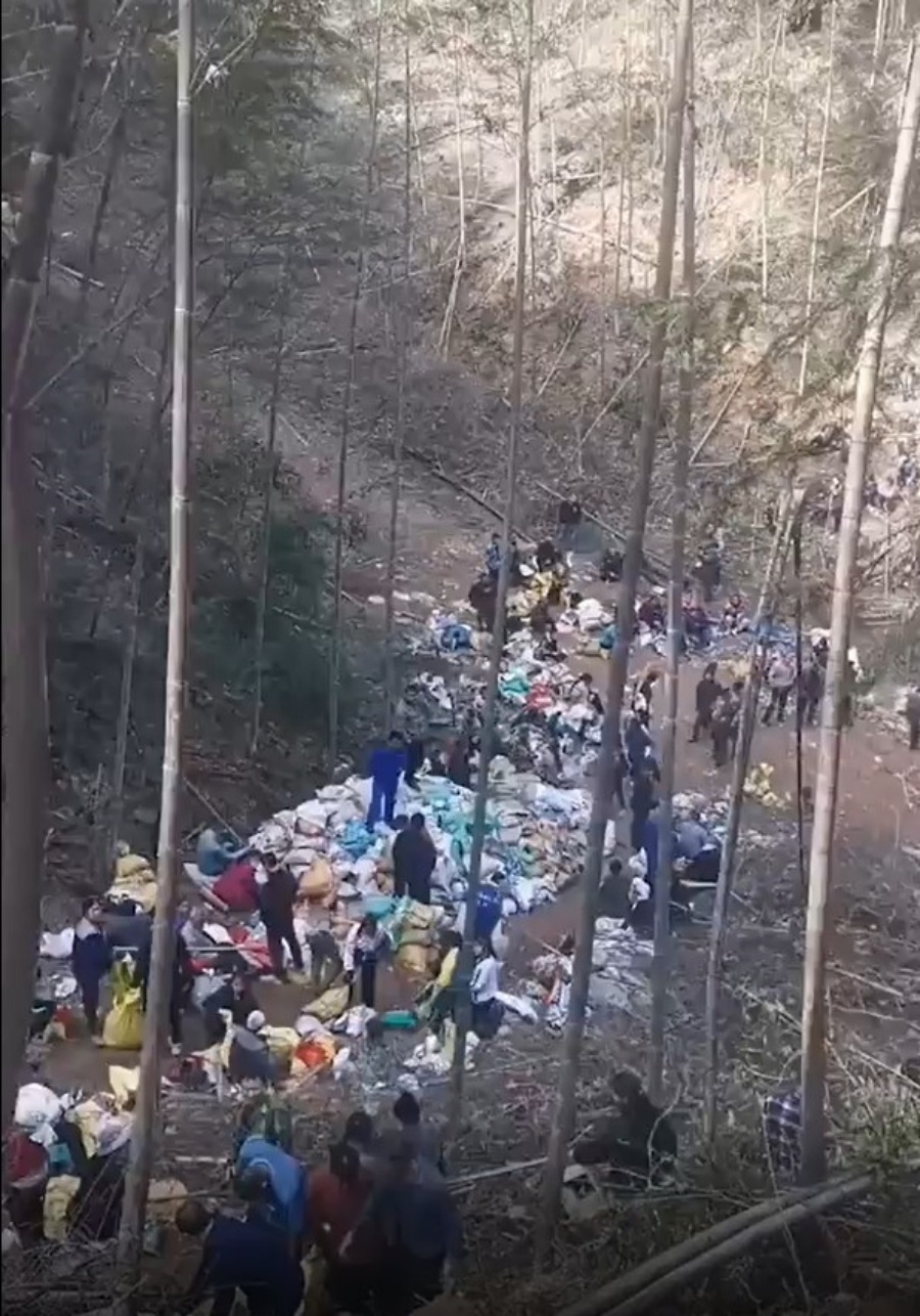 传上岼山现金粒 大量民众彻夜挖掘