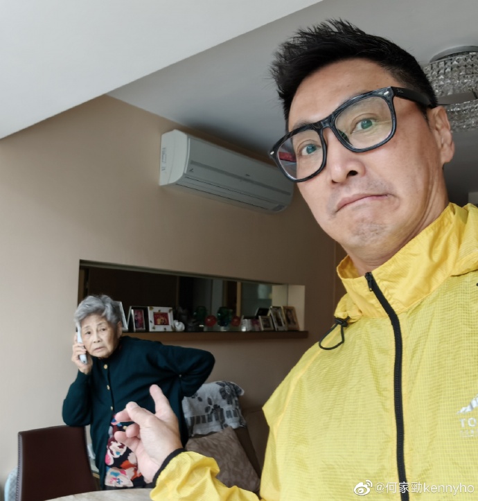 何家劲相隔3年回港 撮合两代杨康同框掀回忆杀