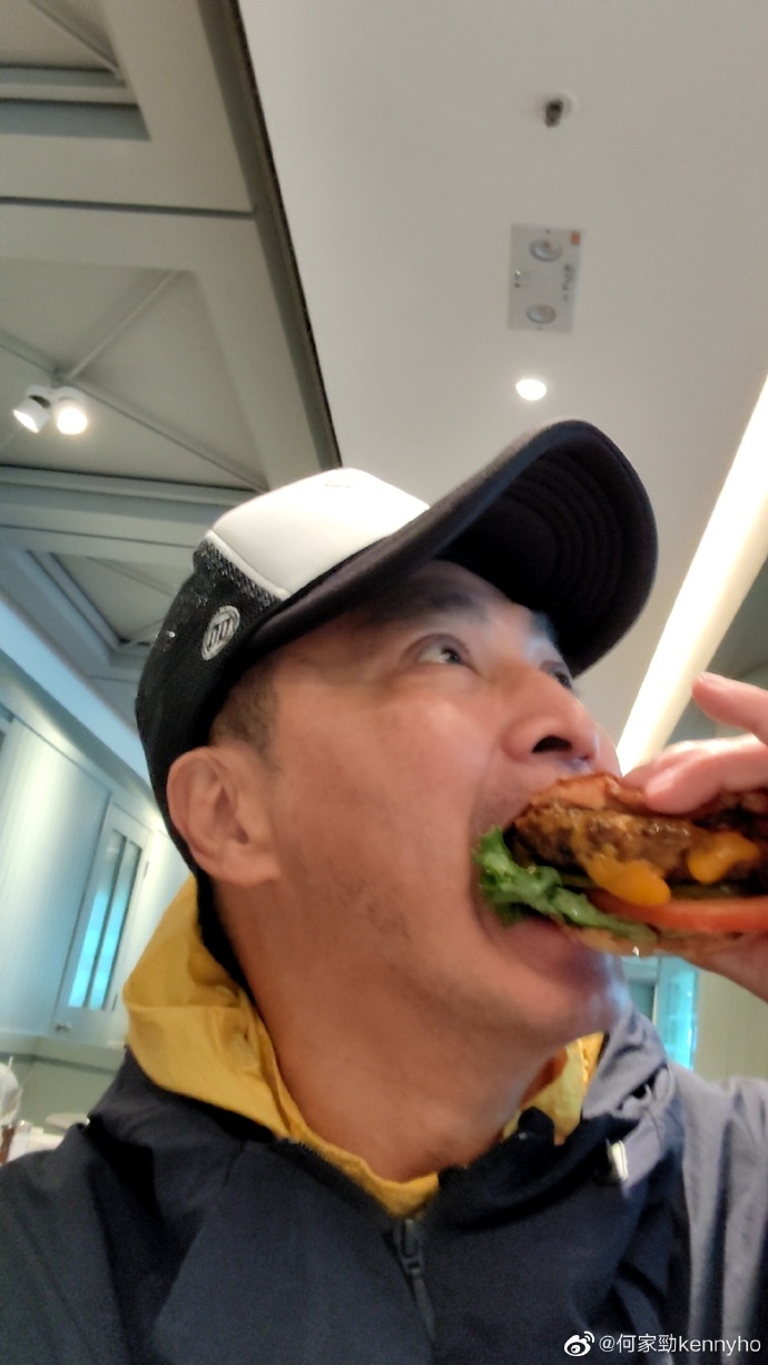 何家劲相隔3年回港 撮合两代杨康同框掀回忆杀