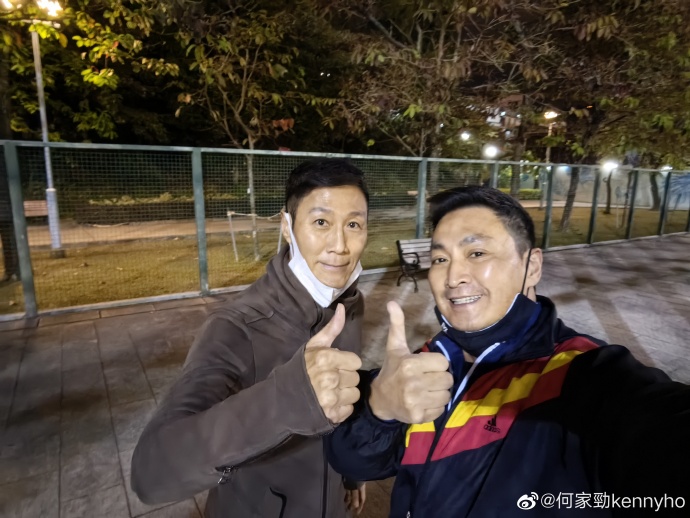 何家劲相隔3年回港 撮合两代杨康同框掀回忆杀