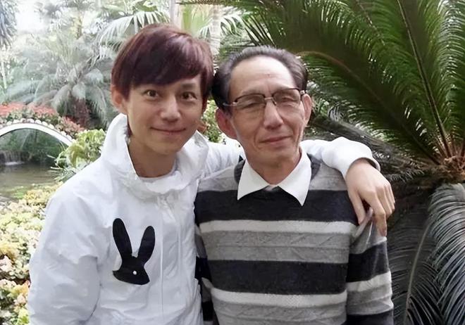 何炅主持跨年晚会洒泪舞台 爸爸确诊过世当天出殡