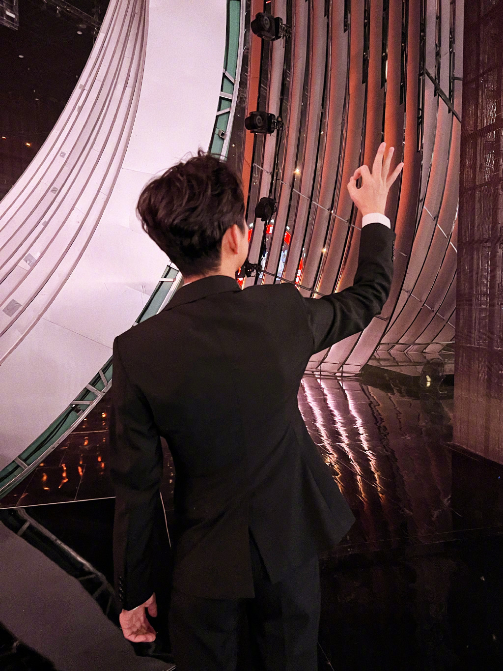 何炅主持跨年晚会洒泪舞台 爸爸确诊过世当天出殡