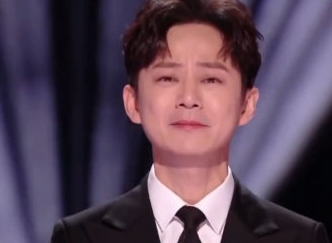 何炅主持跨年晚会洒泪舞台 爸爸确诊过世当天出殡