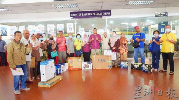 供fb/ 瓜拉庇朥土地局“还地税有奖”，首1000人获幸运礼物一份。