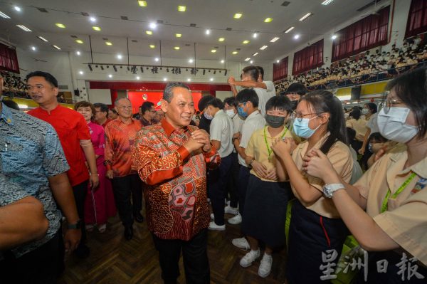 供FB／大臣拨30万 交长拨5万，芙中喜获35万“大红包”
