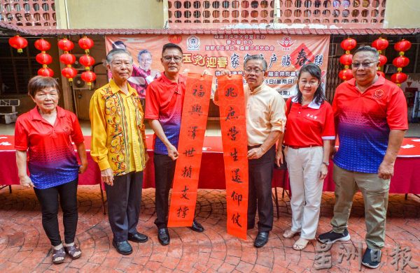 供FB/家家户户贴春联活动首次在14楼组屋举行,“玉兔迎春”送 “福”到祥楼