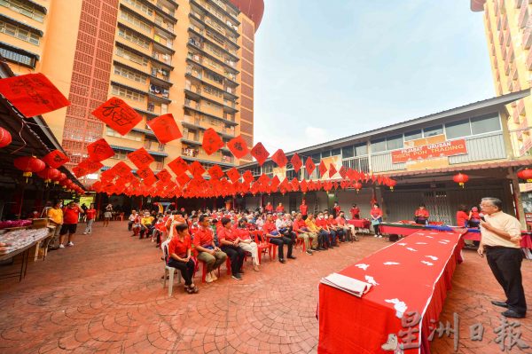 供FB/家家户户贴春联活动首次在14楼组屋举行,“玉兔迎春”送 “福”到祥楼