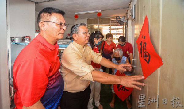 供FB/家家户户贴春联活动首次在14楼组屋举行,“玉兔迎春”送 “福”到祥楼
