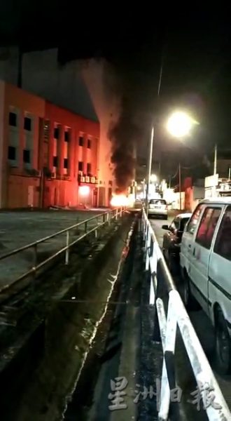 供fb：疑不满求爱被拒，巫裔男子纵火烧追求对象摩托车泄愤