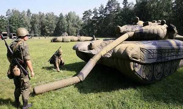 俄军“充气坦克”想欺敌!结果“砲口软掉”超落漆 乌军发文狂酸