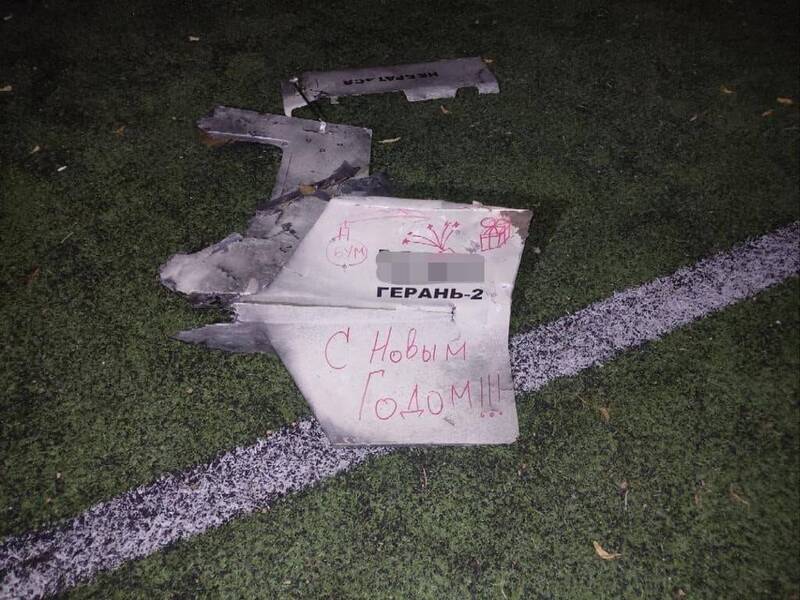 俄军在自杀无人机上写“新年快乐” 基辅警局长:野蛮人......