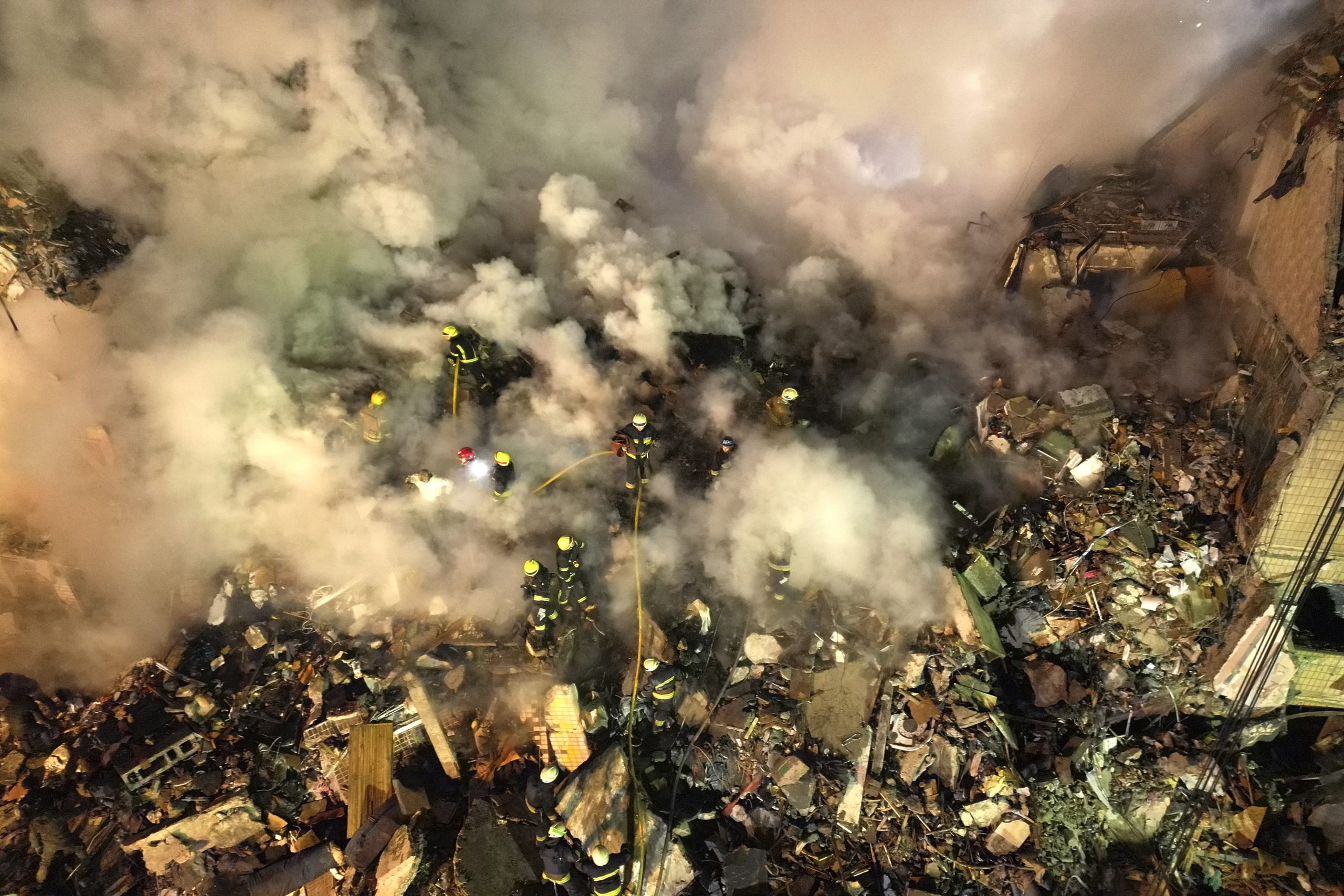 俄导弹击中第聂伯罗住宅大楼 至少14死64伤