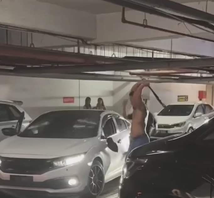 停车场砸车殴斗|传涉事男子先酒吧打斗再到停车场