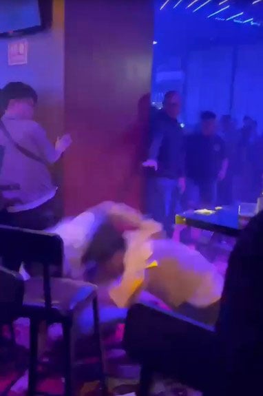 停车场砸车殴斗|传涉事男子先酒吧打斗再到停车场