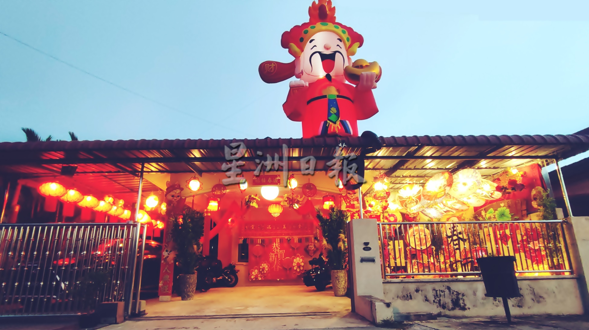 全国版/财神站在屋顶上 吸引众人打卡拍照