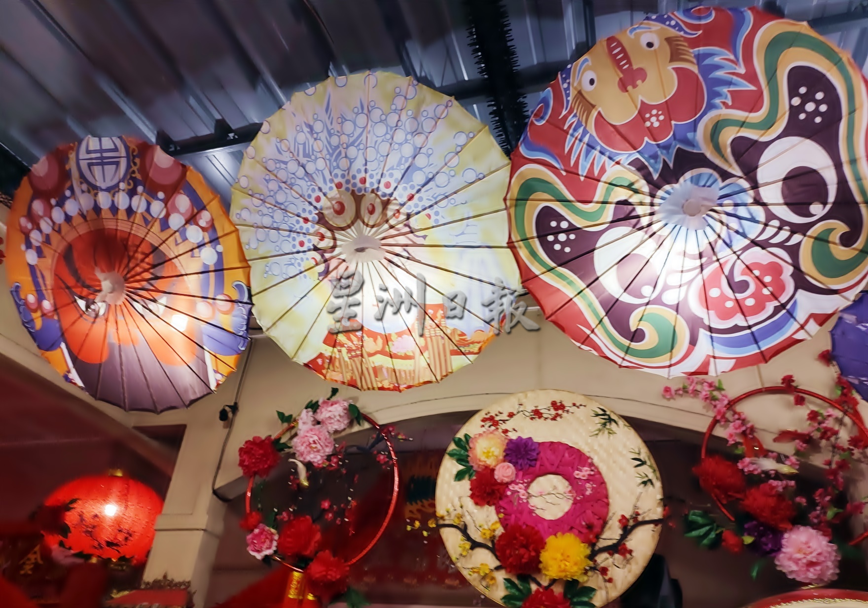 全国版/财神站在屋顶上 吸引众人打卡拍照