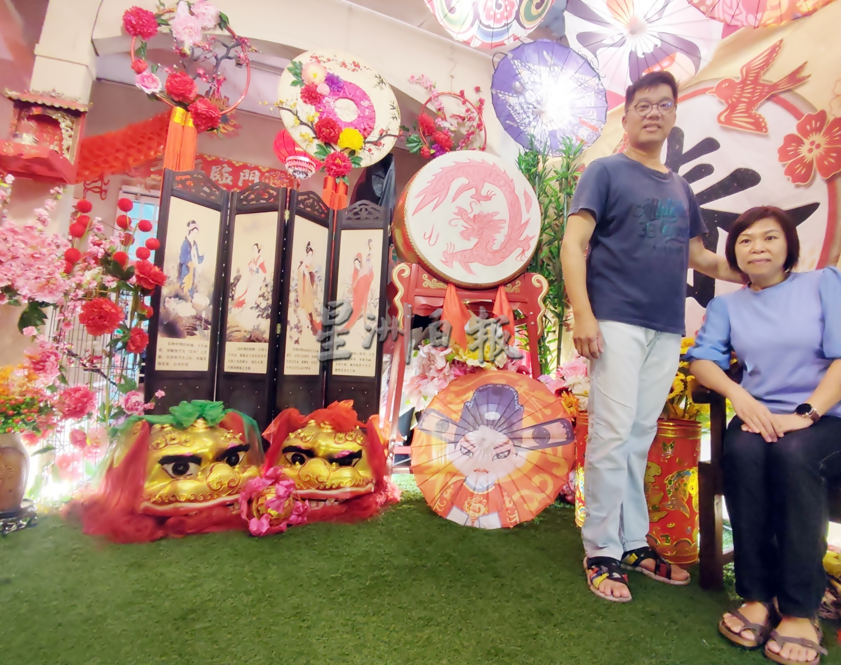 全国版/财神站在屋顶上 吸引众人打卡拍照