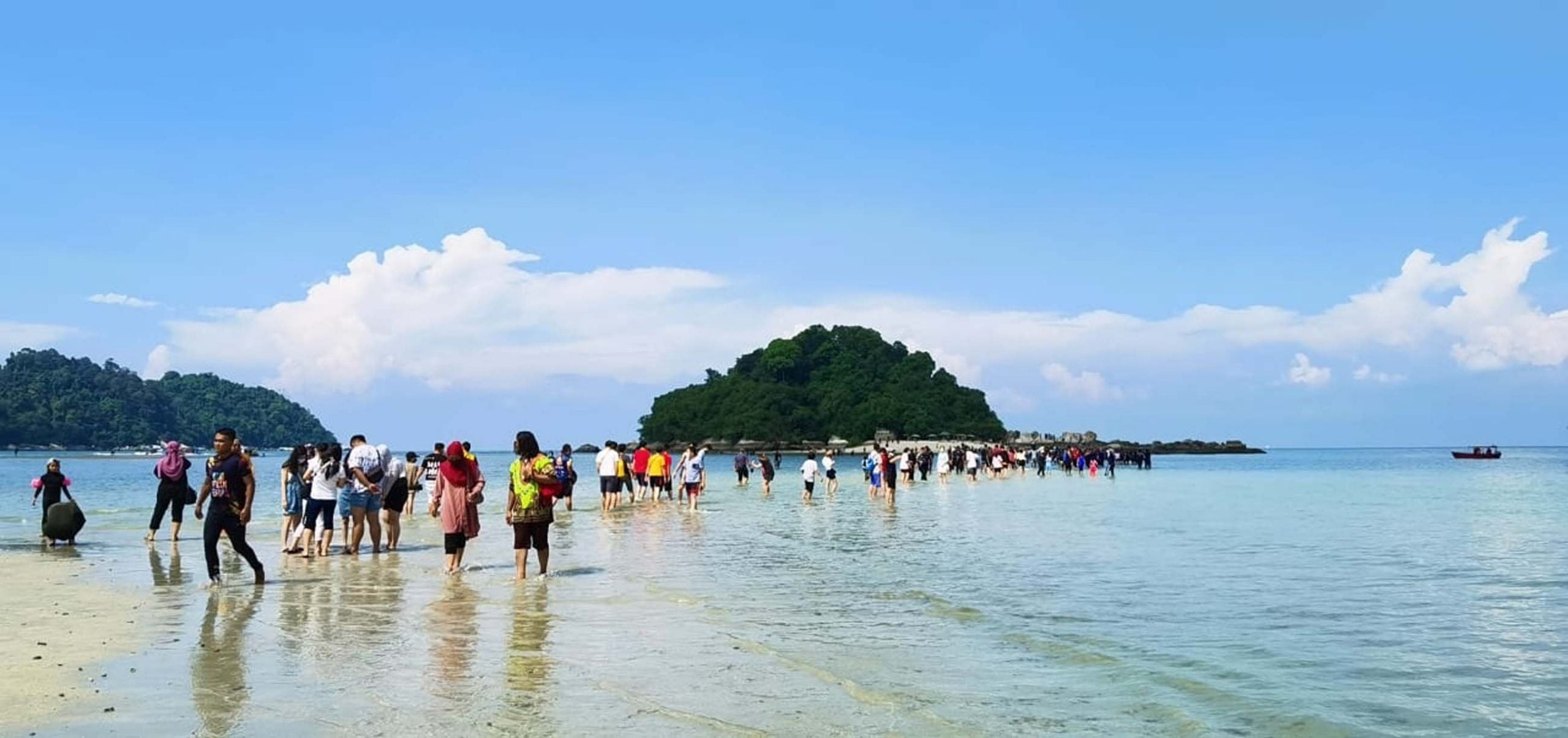 全国版/除夕或之前刊登/【专访】邦咯岛每年初一至初二出现步行跨海”奇景