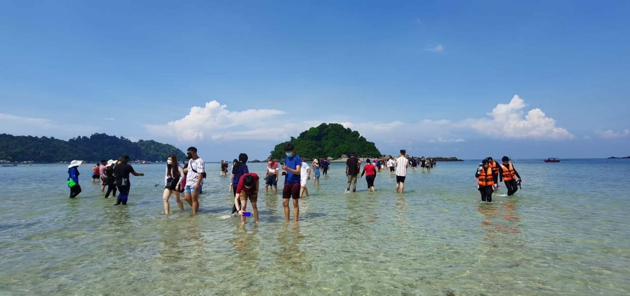 全国版/除夕或之前刊登/【专访】邦咯岛每年初一至初二出现步行跨海”奇景