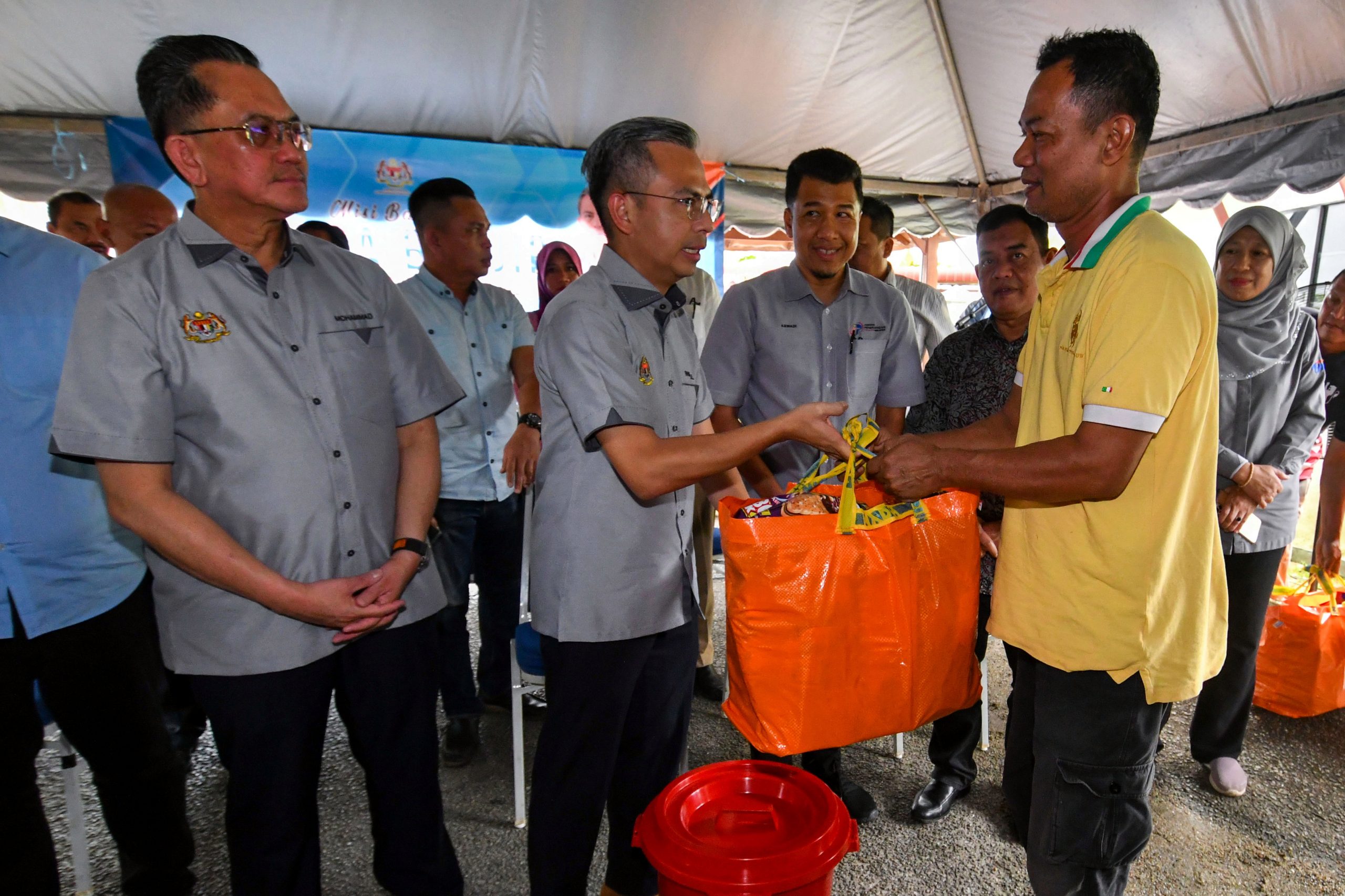 政府从2014年起提升了全国水灾地区的350座电讯塔。