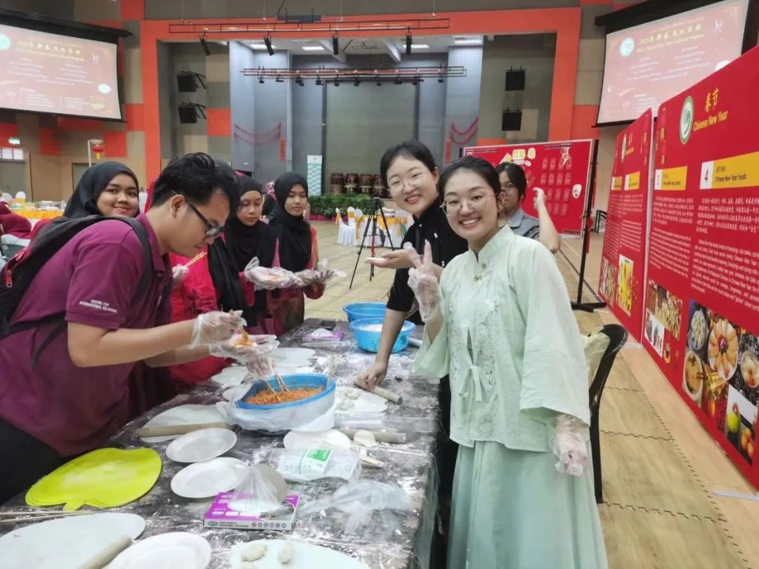 中国驻马来西亚大使馆教育参赞与彭亨大学孔子学院喜迎新春