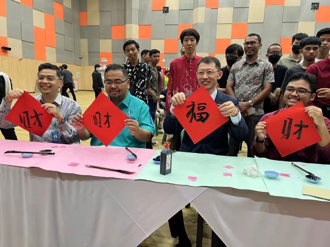 中国驻马来西亚大使馆教育参赞与彭亨大学孔子学院喜迎新春