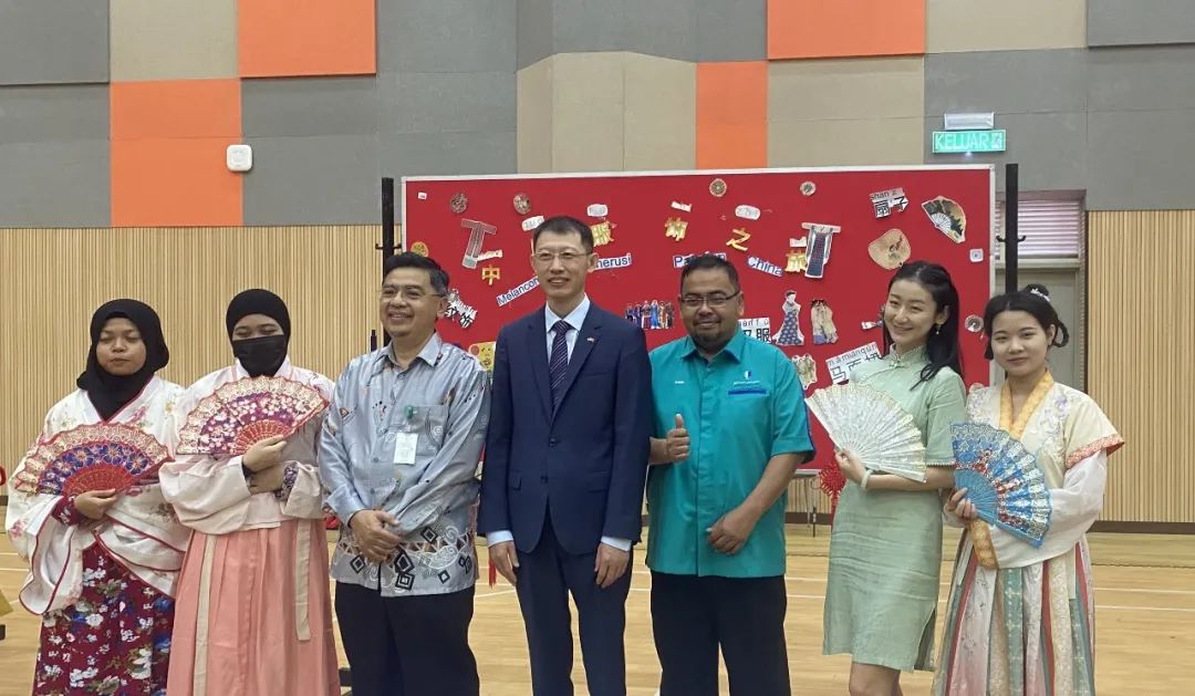 中国驻马来西亚大使馆教育参赞与彭亨大学孔子学院喜迎新春