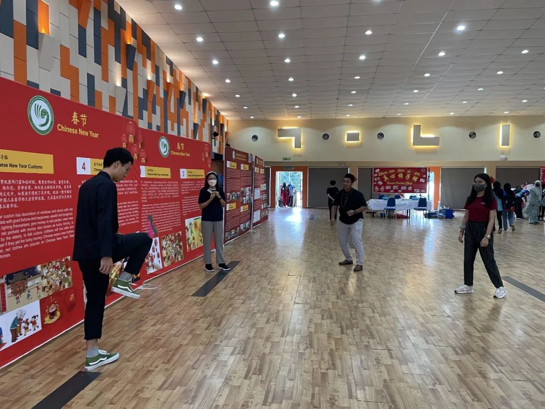 中国驻马来西亚大使馆教育参赞与彭亨大学孔子学院喜迎新春