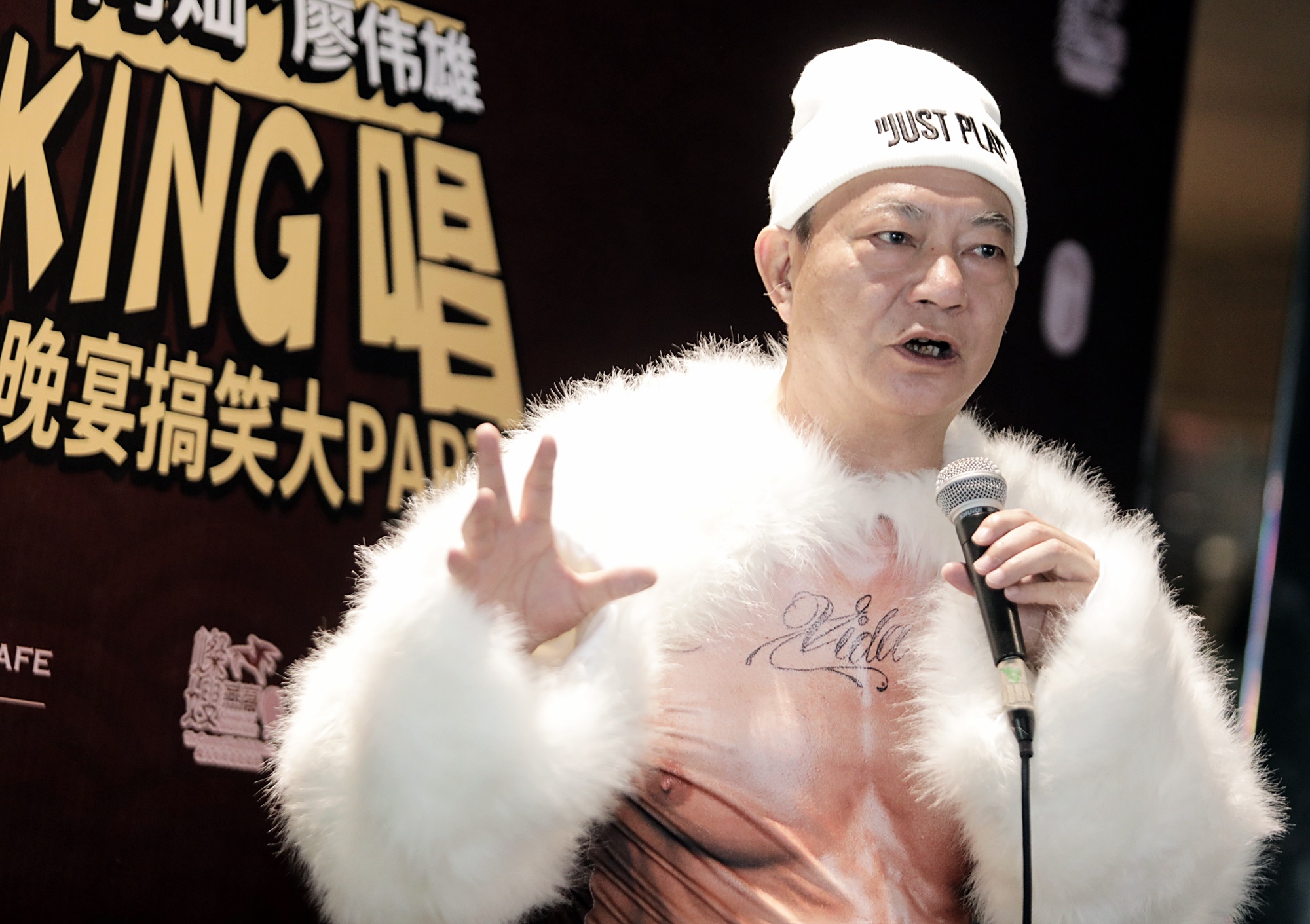 出奇招与甄子丹抢版面 阿灿豁出去秀6块肌