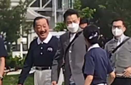 刘德华陪朱丽倩返马过年 现身甲洞静思堂画面流出