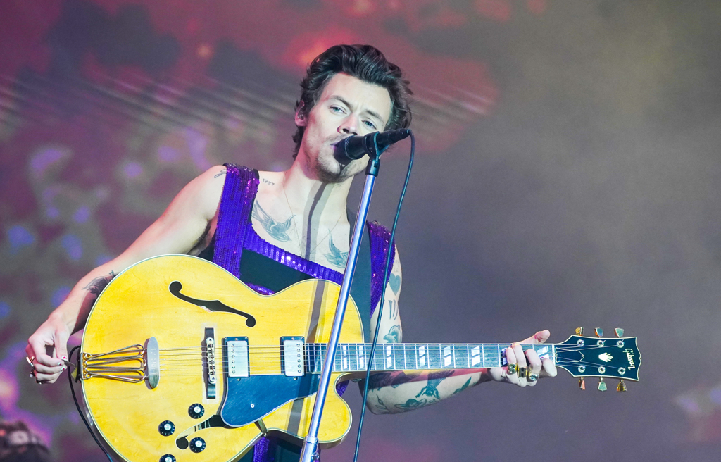 前排观众全看光！ 哈利@1D开唱裤裆爆开