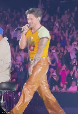 前排观众全看光！ 哈利@1D开唱裤裆爆开