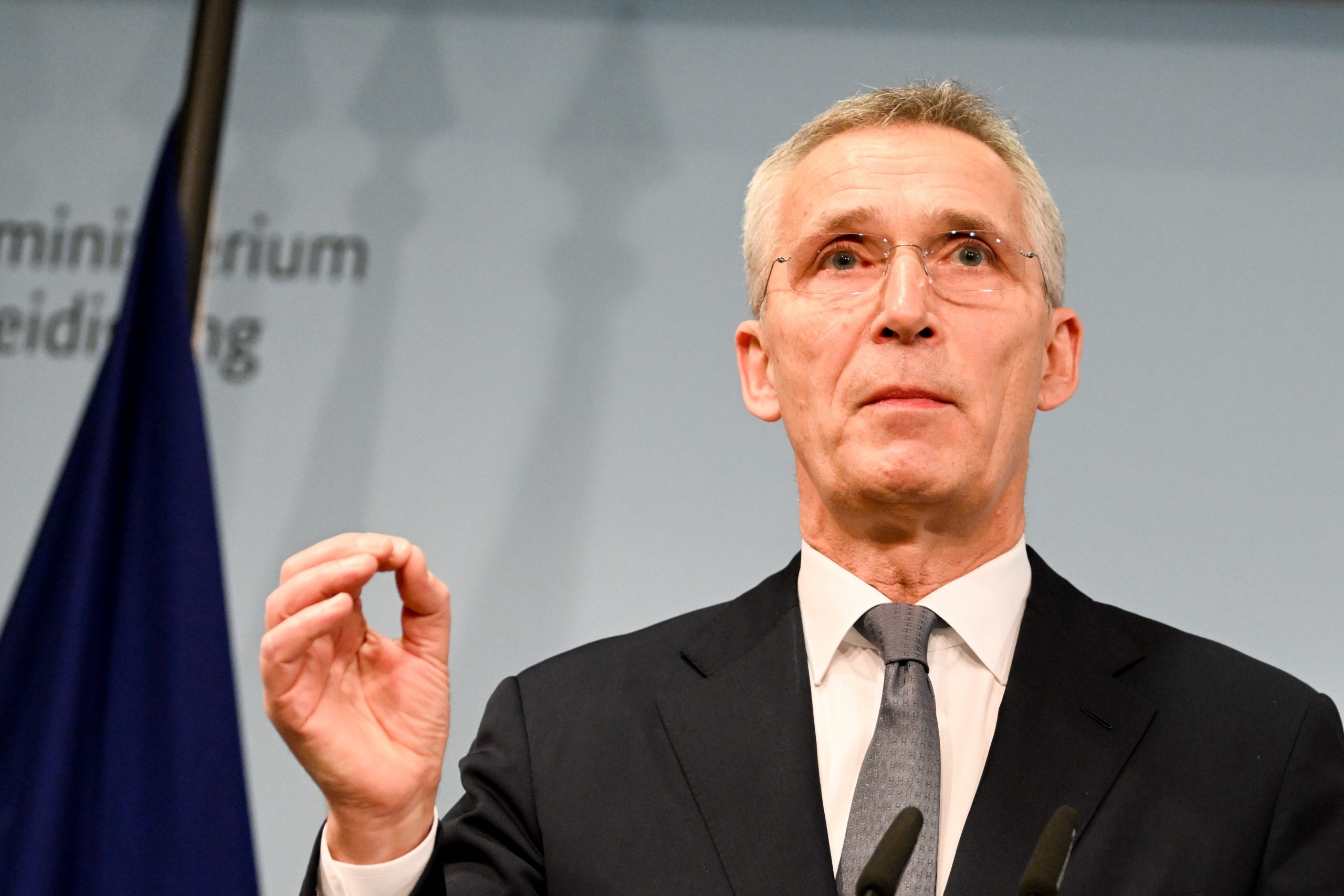 北约秘书长:没有迹象表明普汀改变对乌克兰的路线