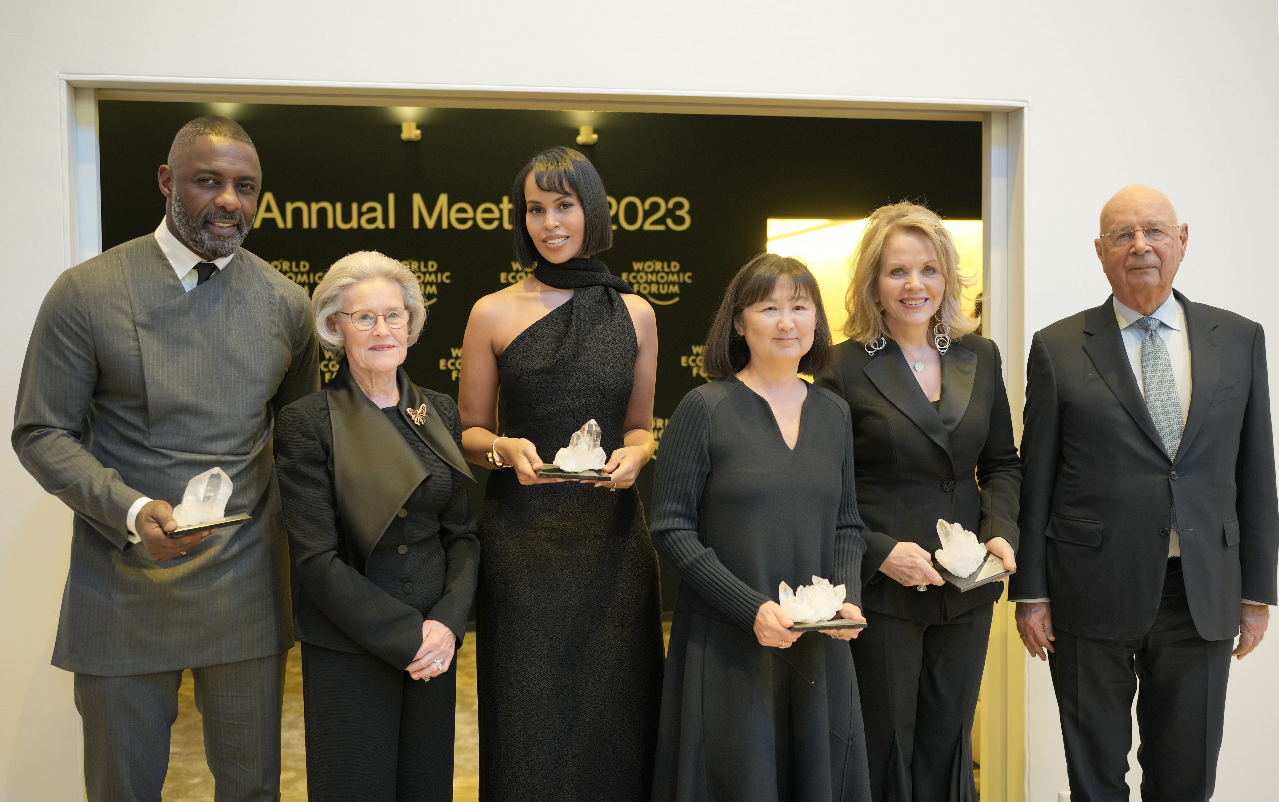 华裔建筑师林璎获颁世界经济论坛水晶奖 