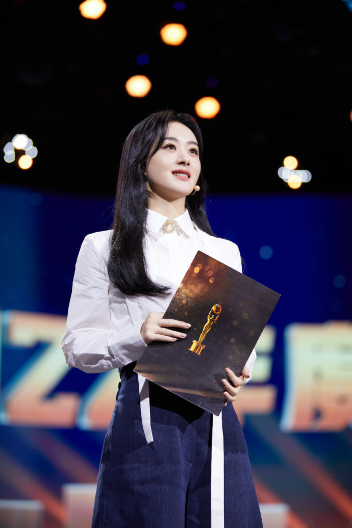 即席挥毫泼墨迎兔年 赵丽颖送红包祝贺粉丝