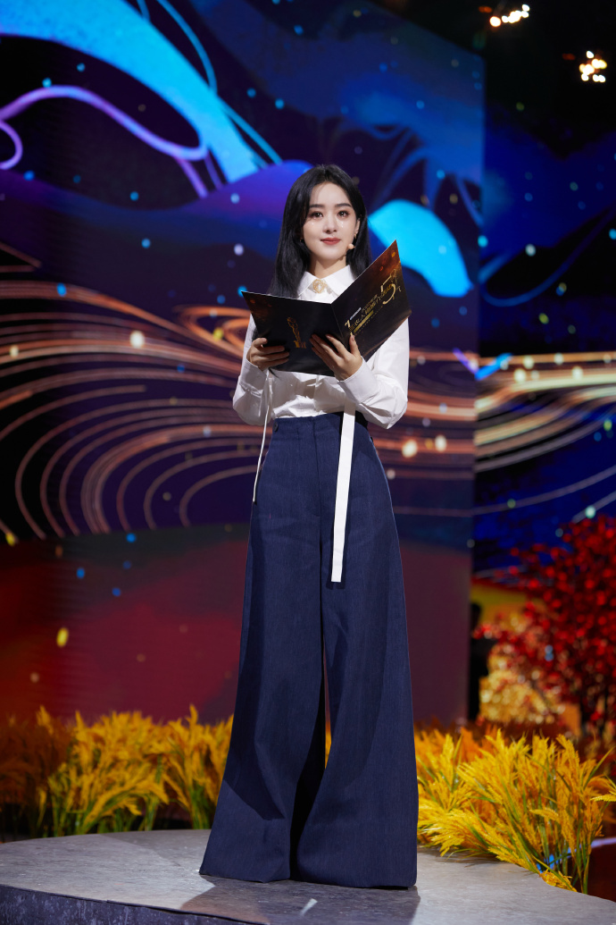 即席挥毫泼墨迎兔年 赵丽颖送红包祝贺粉丝