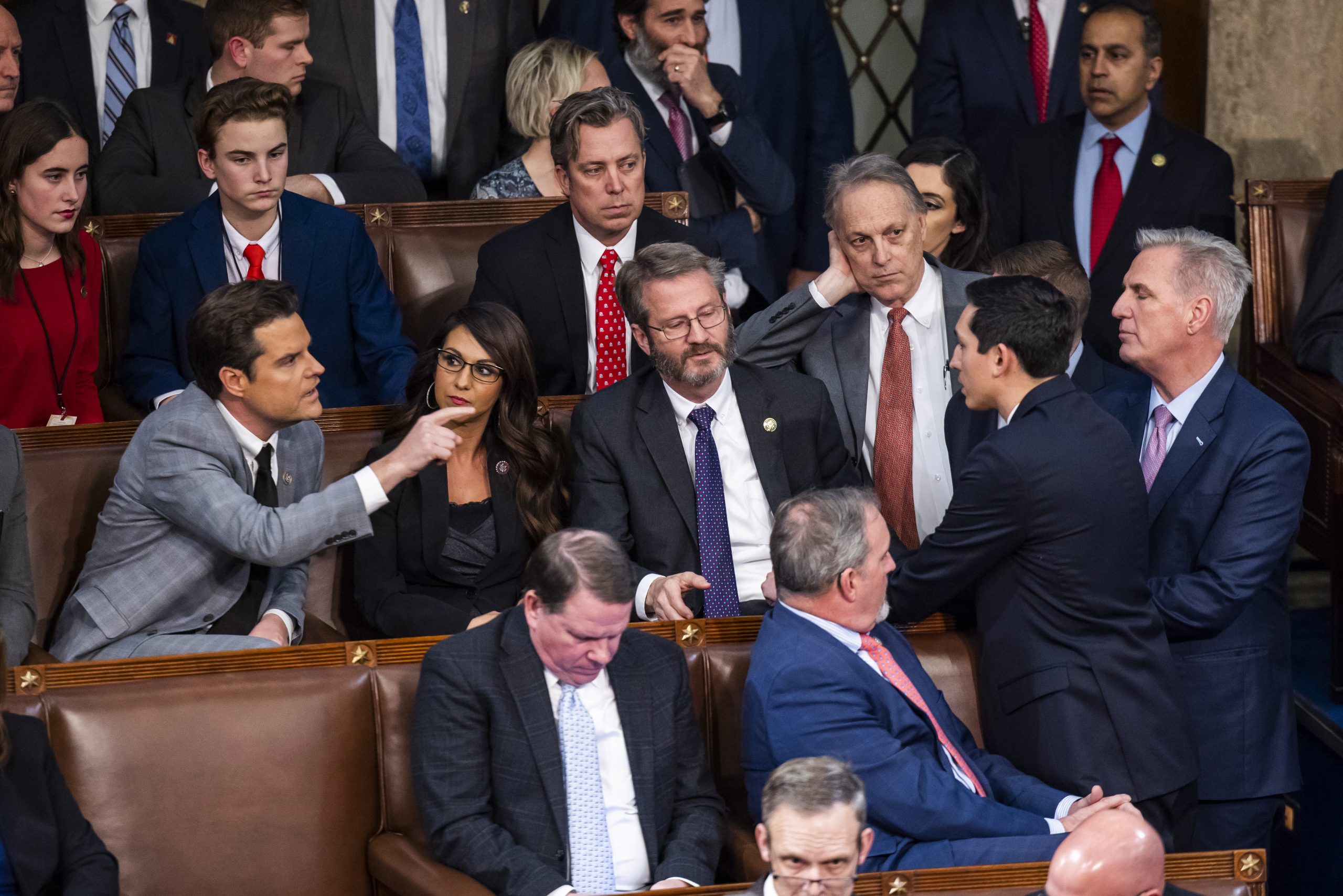 历经15轮投票 麦卡锡终拿下众院议长大位 