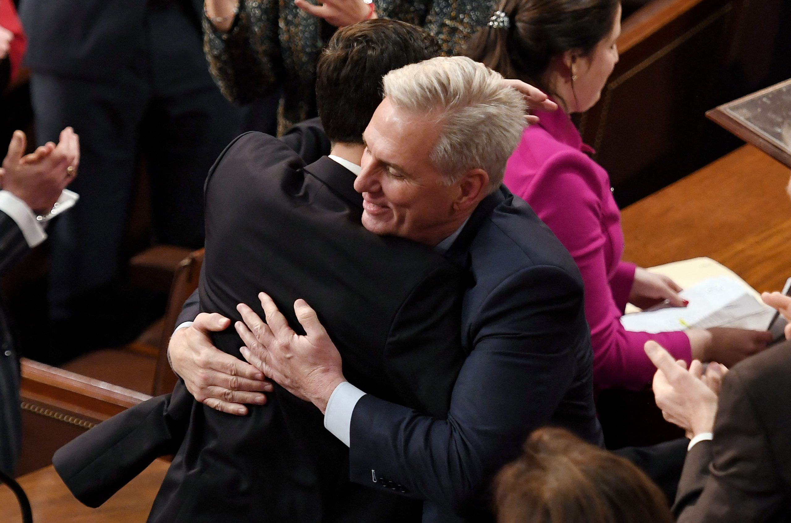 历经15轮投票 麦卡锡终拿下众院议长大位 