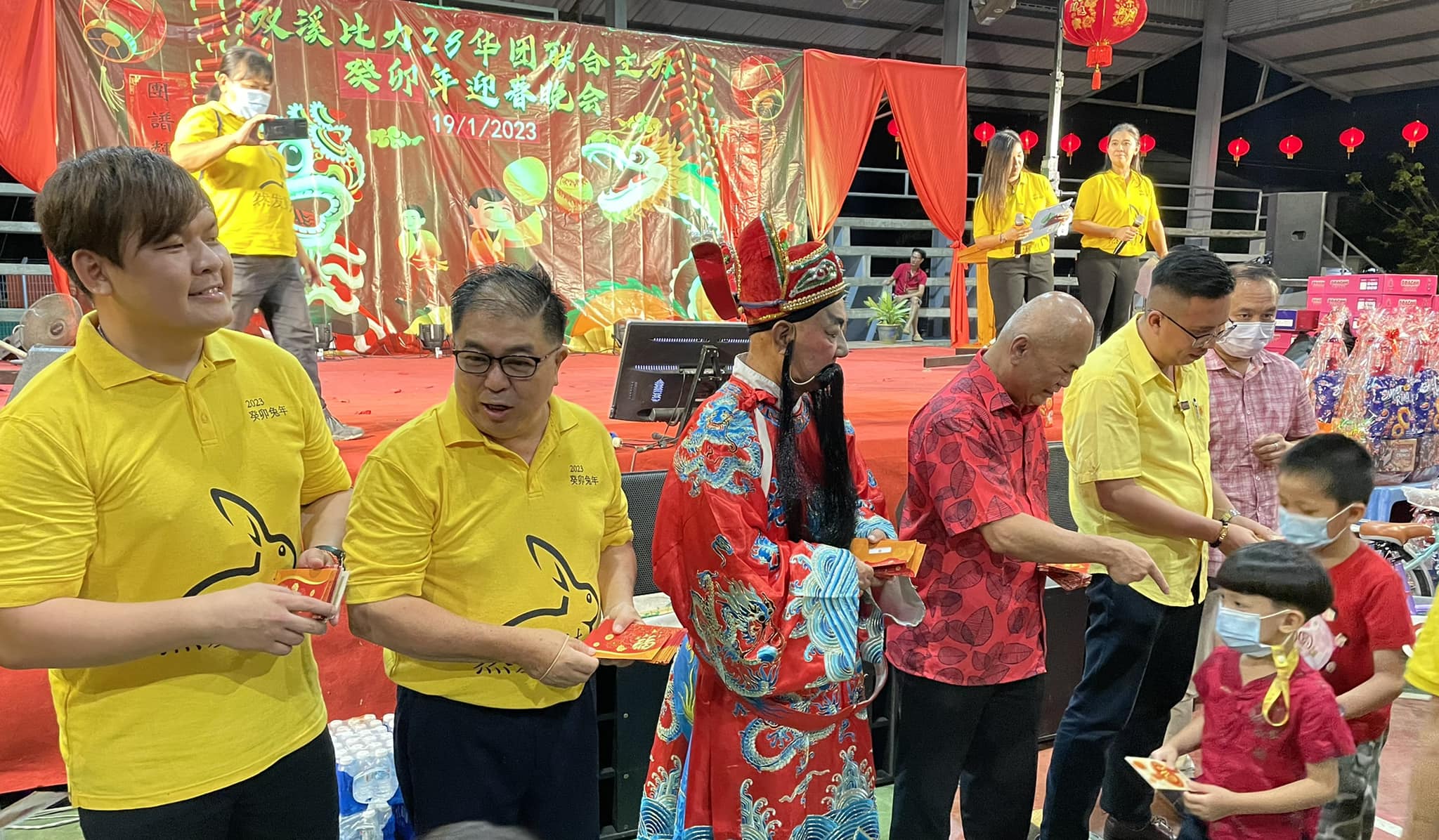 双溪比力新春晚会 歌舞欢腾财神爷派红包
