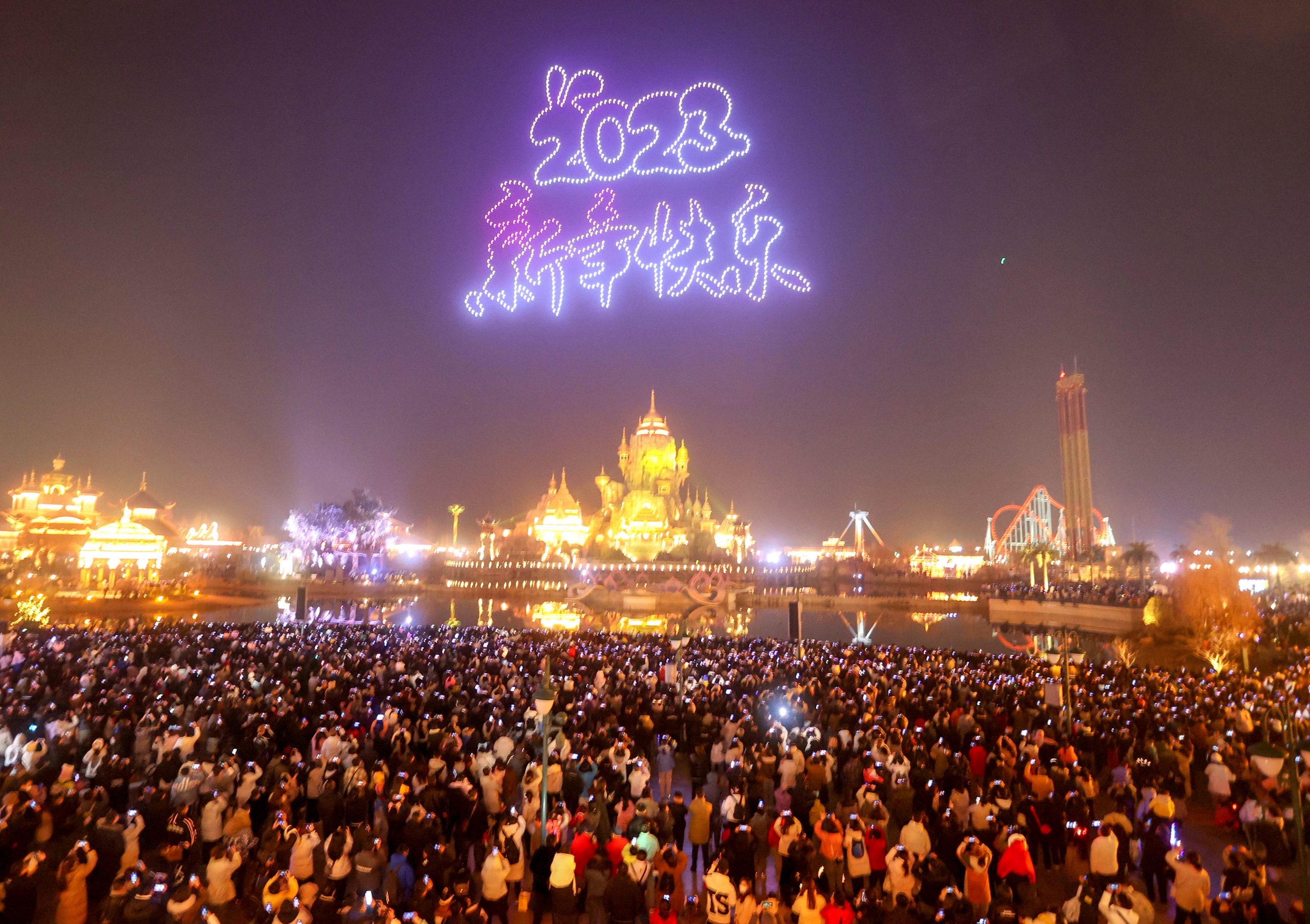 取代南宁)河北石家庄万人空巷 涌上街头放气球迎新年  