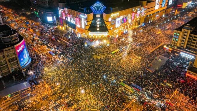 取代南宁)河北石家庄万人空巷 涌上街头放气球迎新年  