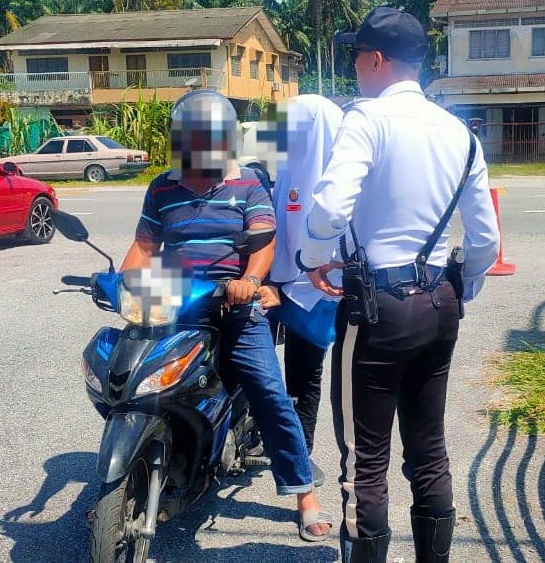 取缔违法摩托车 学生青年家长接罚单