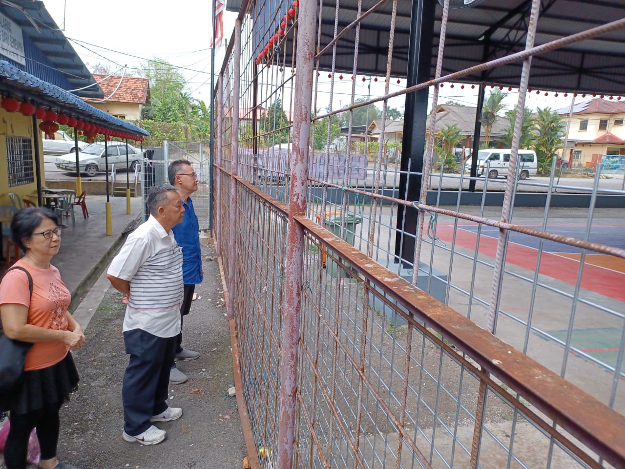 可头/大都会/士毛月新村有盖篮球场的2个轮式篮球架“失踪”了?