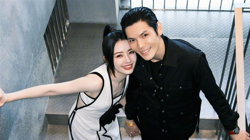 向佐神隐半年首开腔 ​晒全家福为郭碧婷庆生