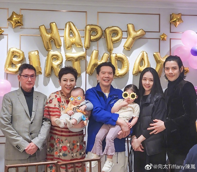 向佐神隐半年首开腔 ​晒全家福为郭碧婷庆生