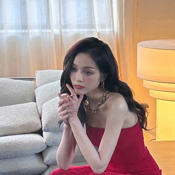 吴宣仪分享美照出包 暴牙照登热搜