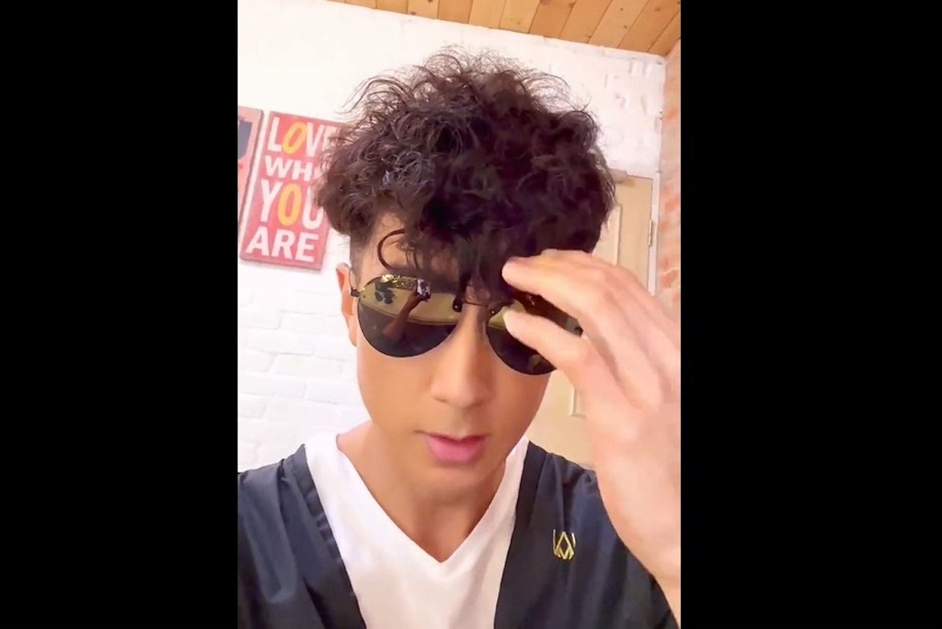 吴尊烫头发迎新年  被儿女吐槽：像快熟面